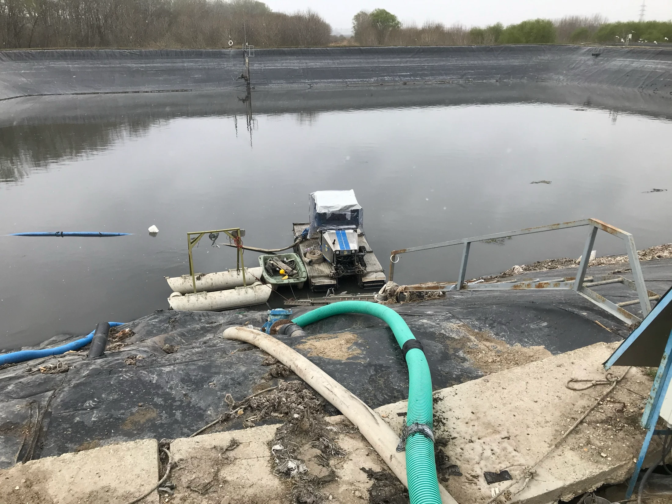 Truxor tokom čišćenja industrijskog taložnika