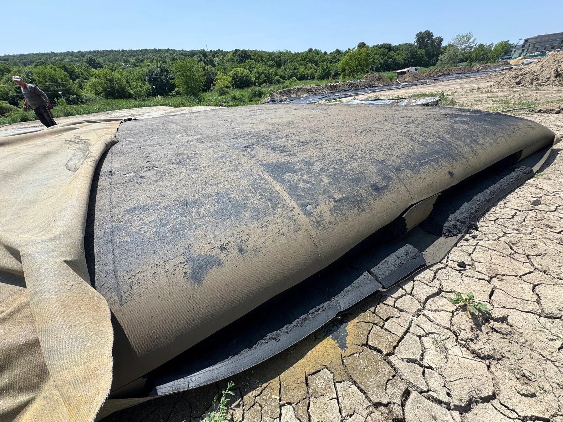 Otvaranje napunjenog geotekstilnog jastuka — kompaktan stabilizovani materijal