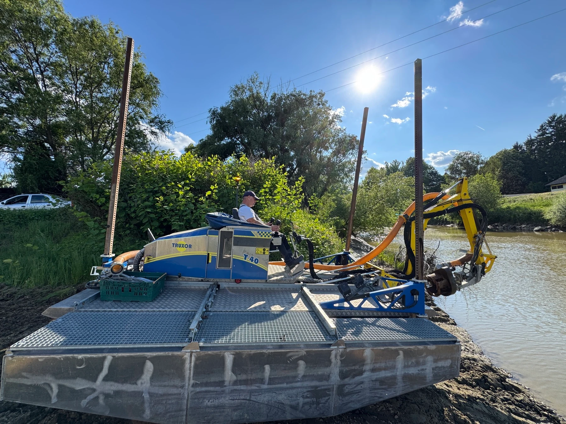 Truxor automatizovani plovni bager u plitkoj vodi