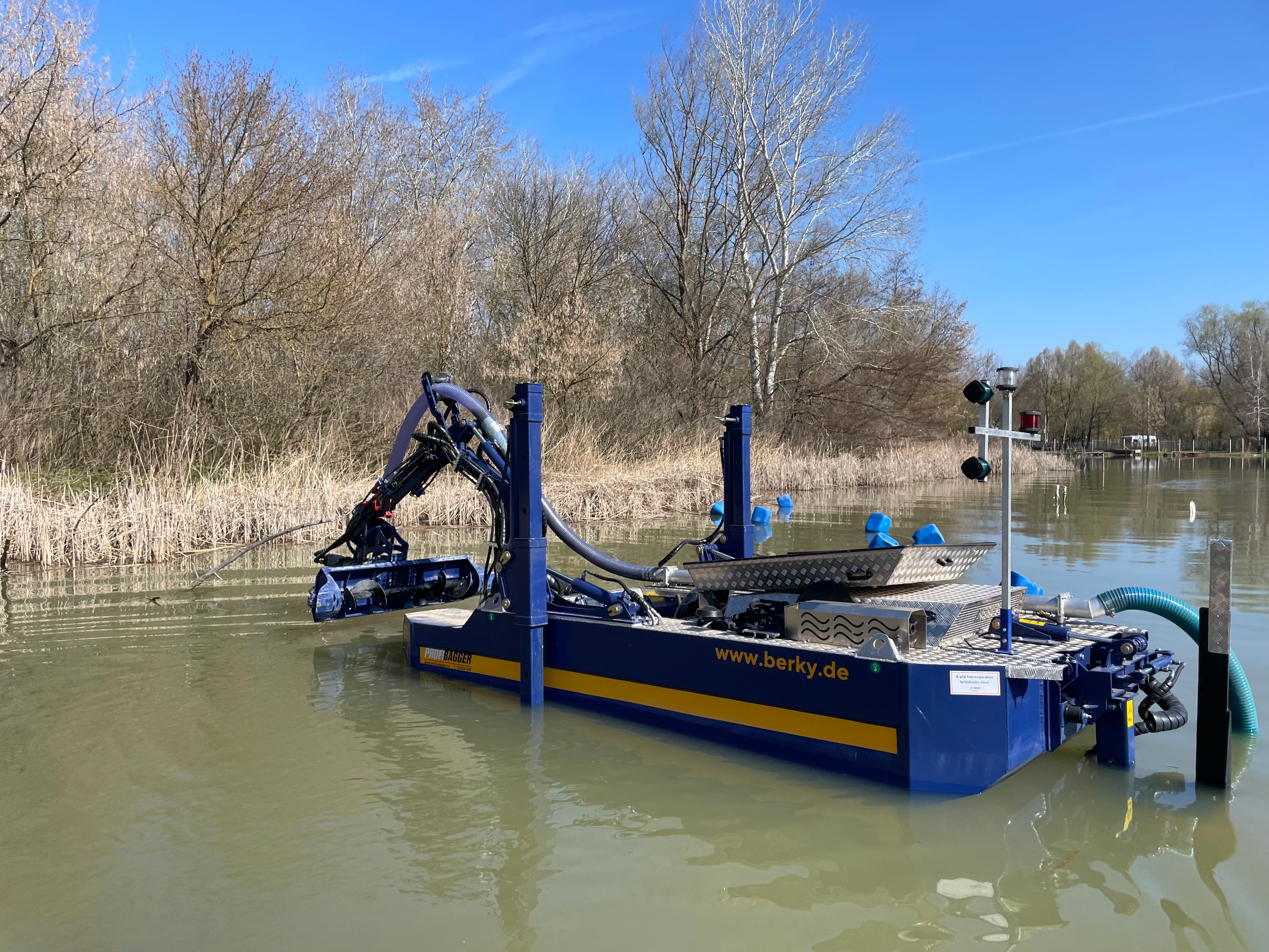 Iszapfaló — automatizovani plovni bager u radu